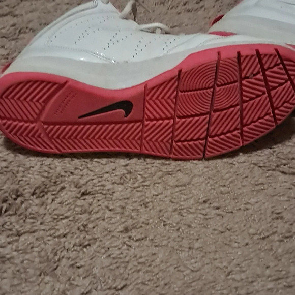 Used Nike team hustle d5 girls basketball shoes - Picture 5 of 6